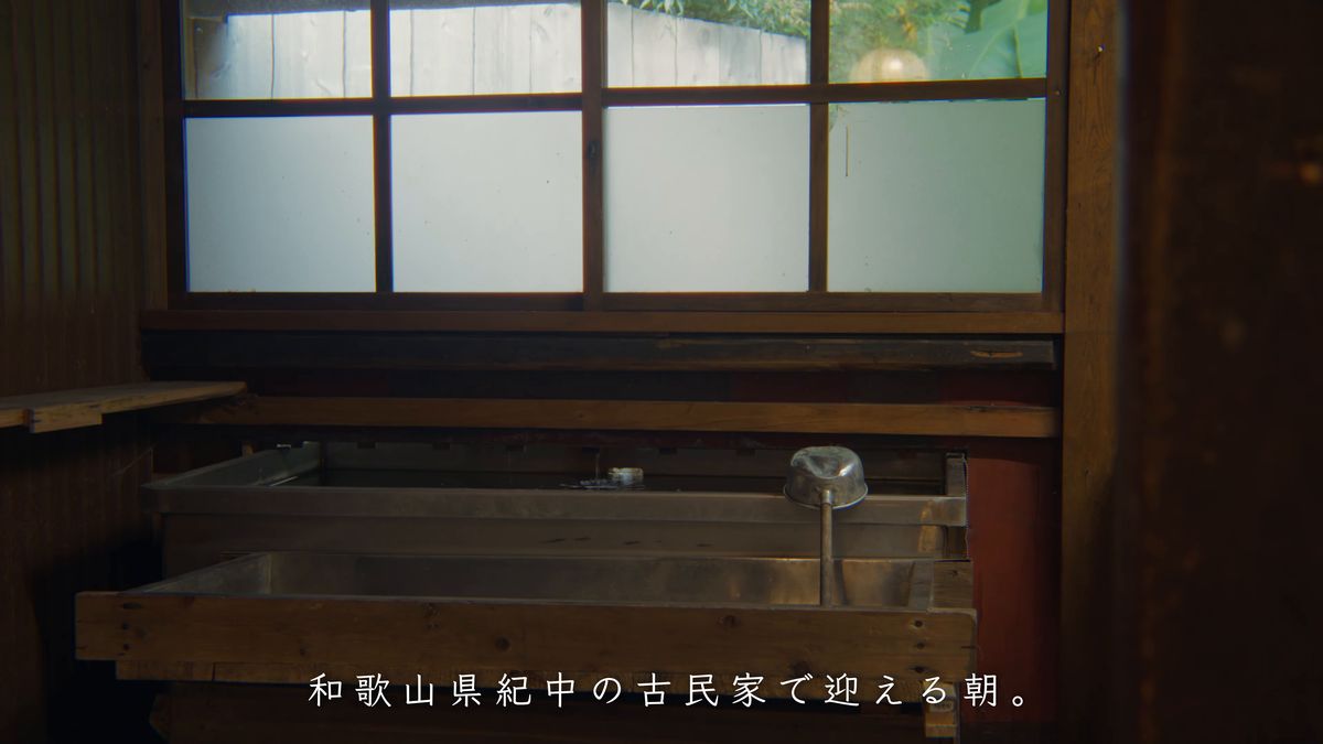 窓の下に置かれた古い木の流し