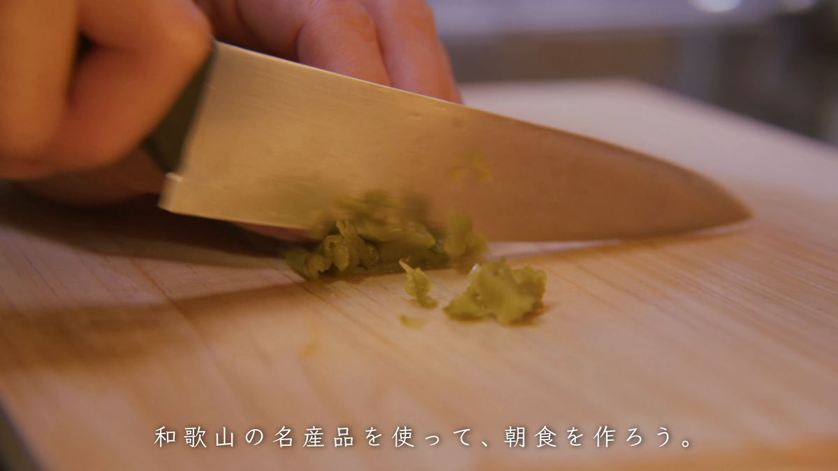 まな板の上で高菜漬を刻む包丁