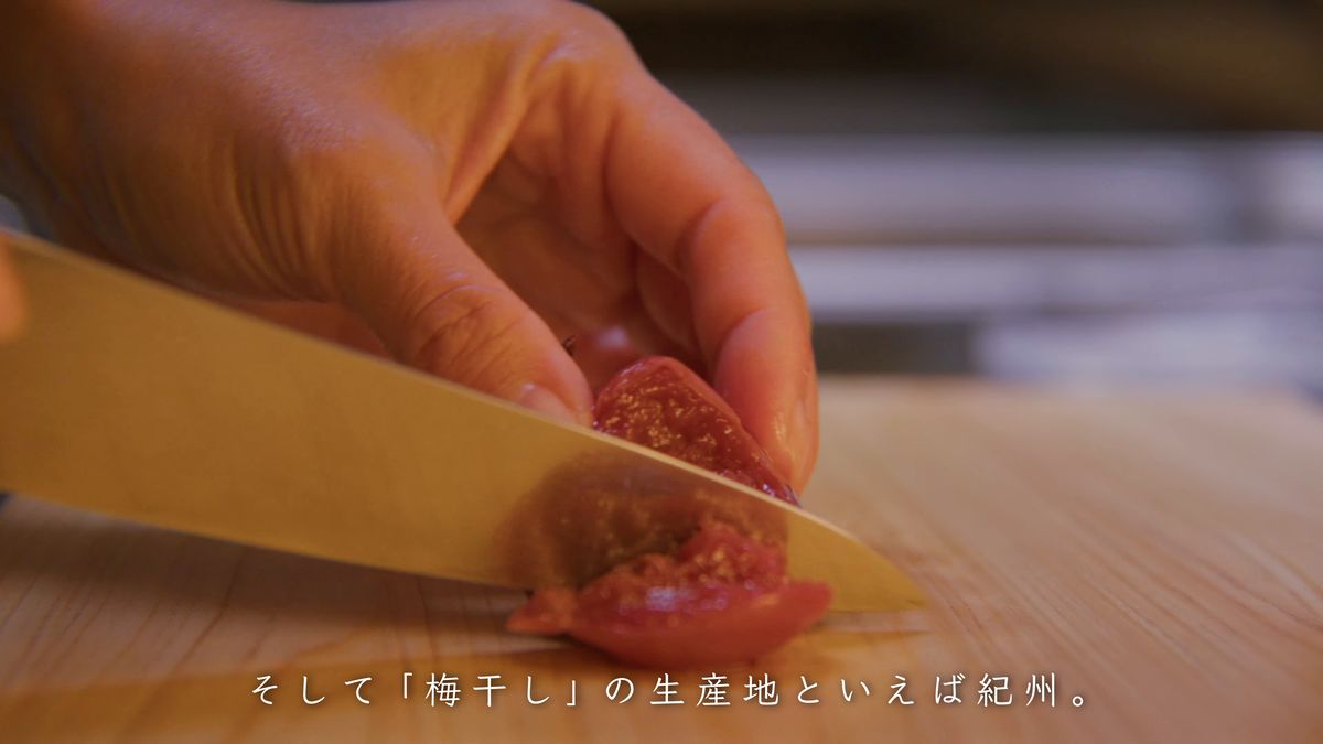 まな板の上で梅干しを切る