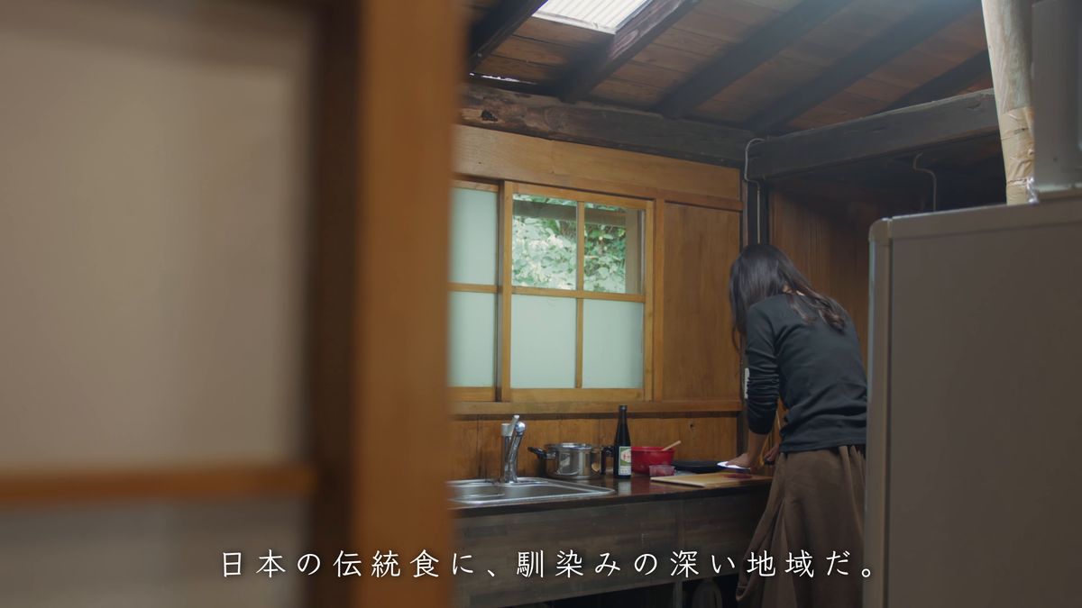 古民家の台所で支度をする後ろ姿