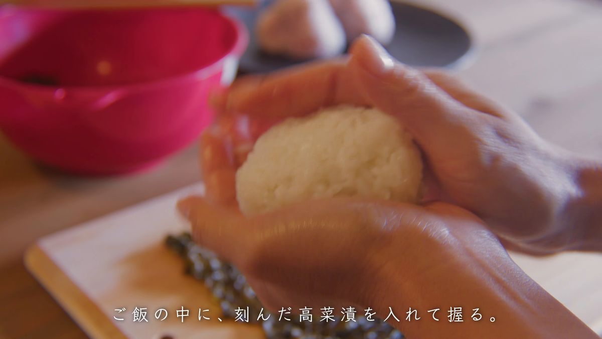 まな板の上でおにぎりの形を整える手元