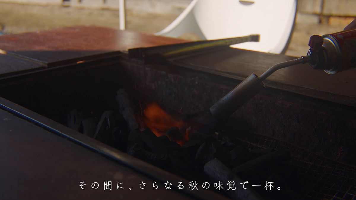 バーナーで炭をおこす庭先の焼き台