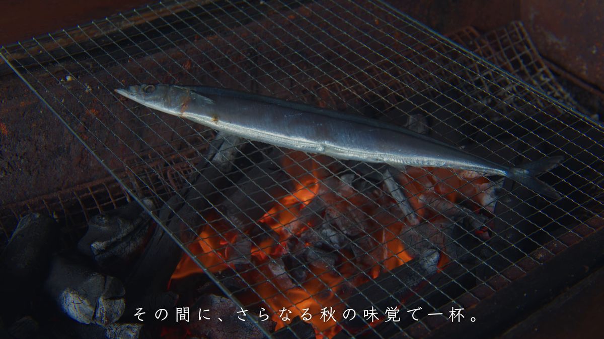 網にのせた生のサンマと炭火