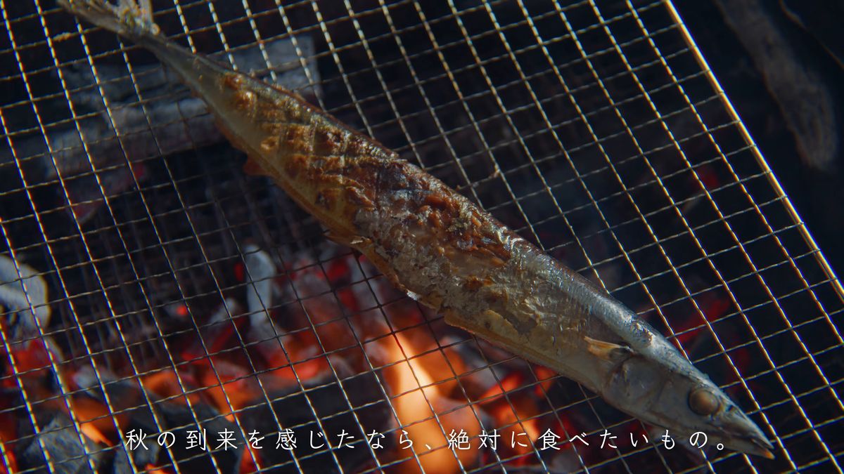網の上で焼けるサンマと立ちのぼる炎