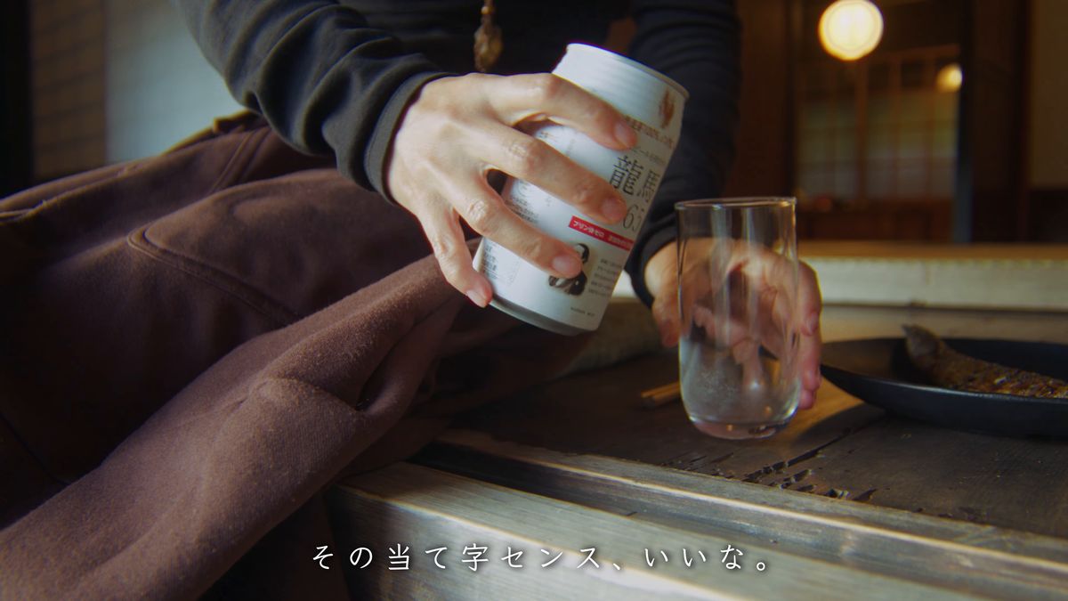 縁側でノンアルコールビールをグラスに注ぐ手元