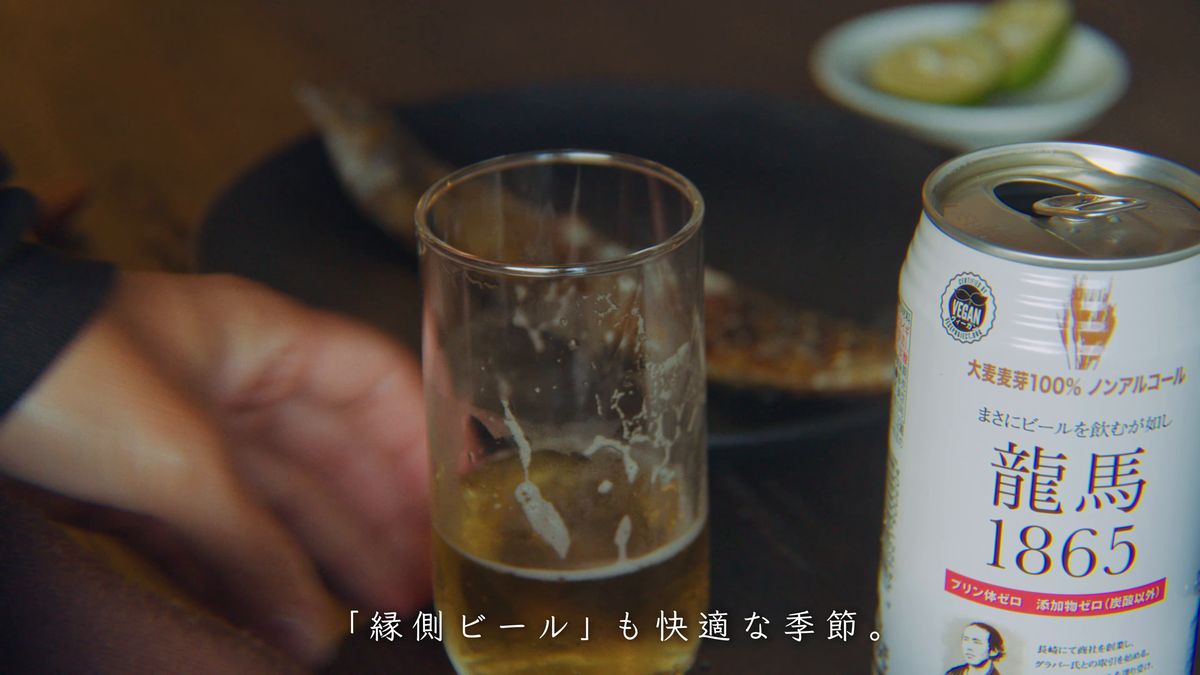 グラスに注いだノンアルコールビールと缶