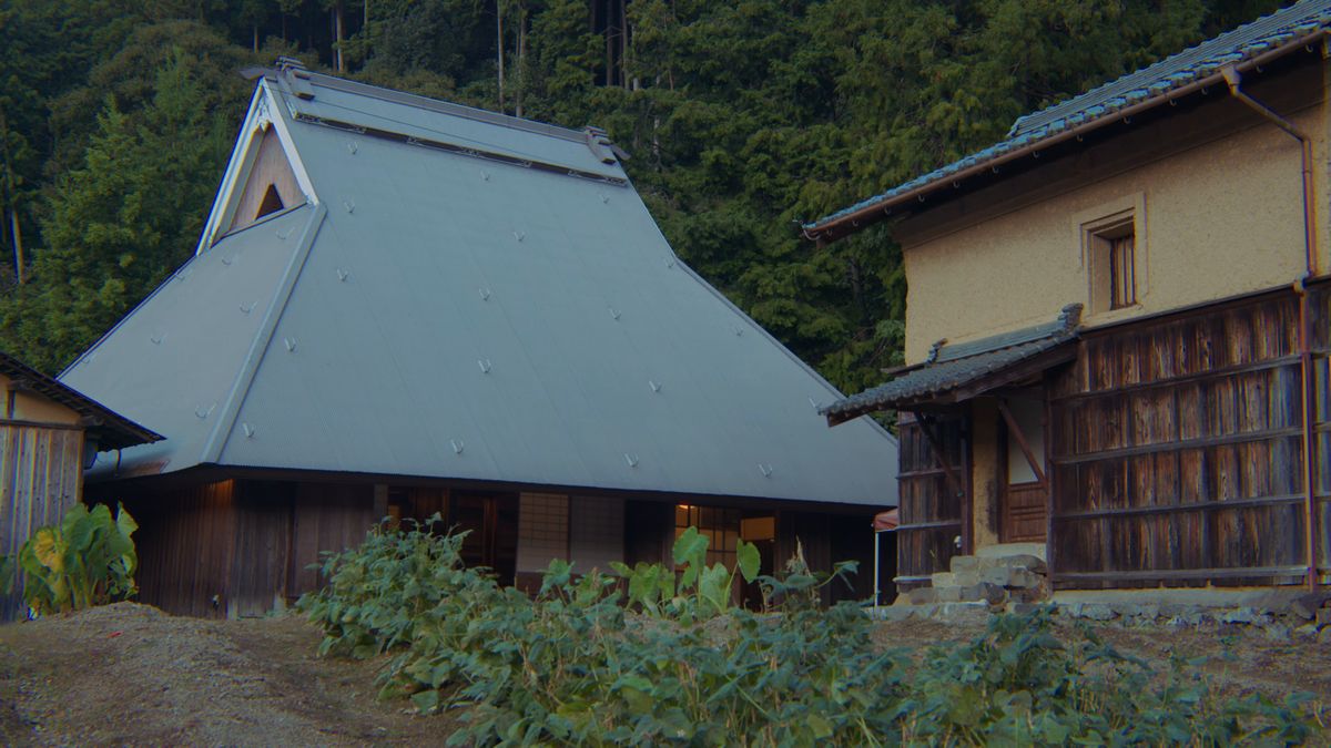 谷川の水が引かれた古民家宿