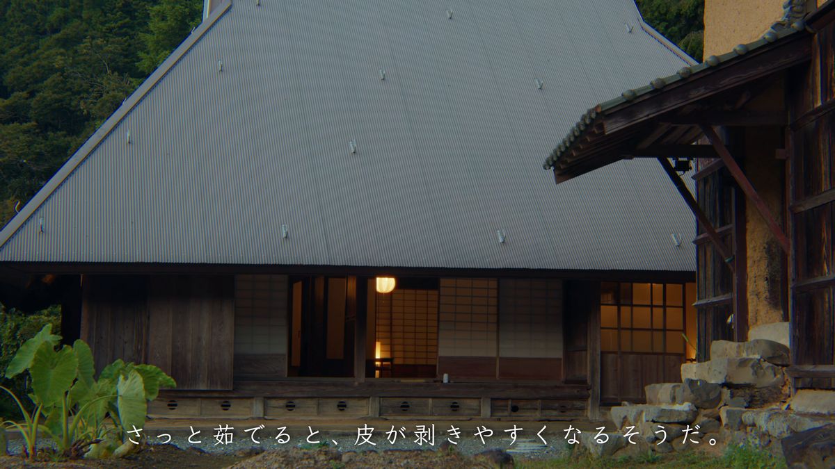 灯りのともった古民家の夕暮れ