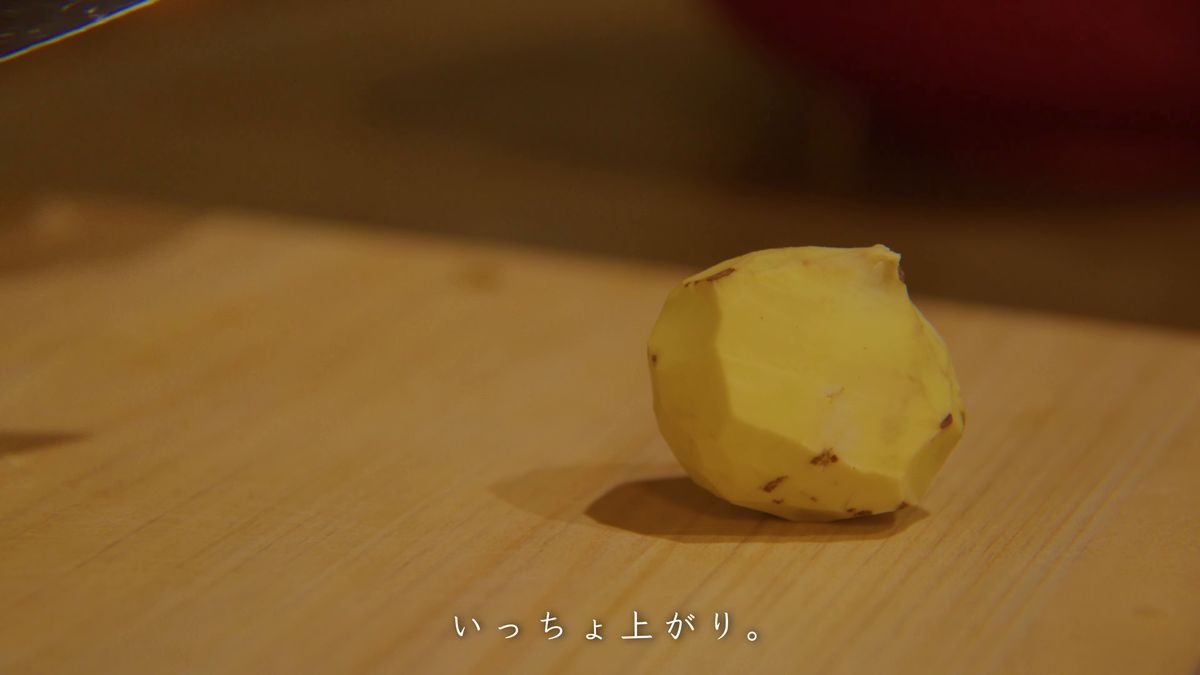 皮を剥き終えた黄色い栗