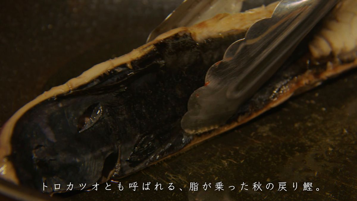 トングで押さえて皮目を焼く