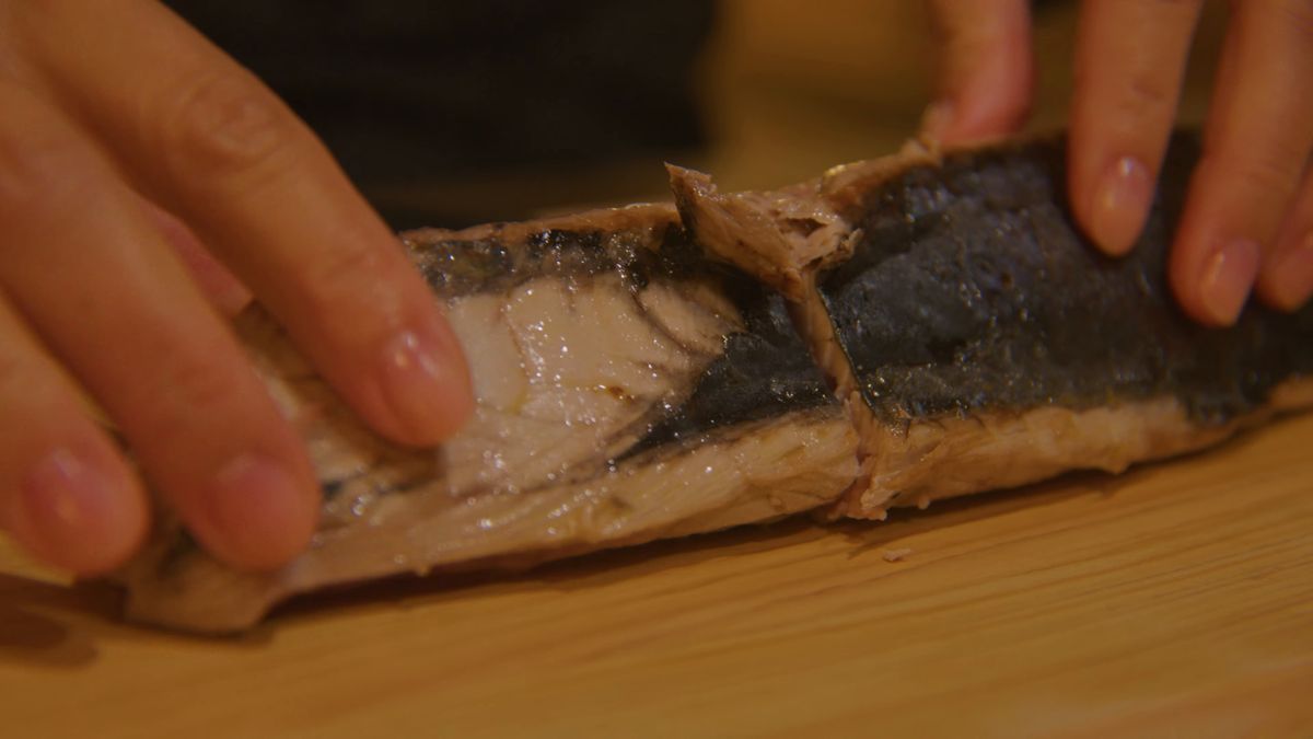 焼いた鰹を切る手元