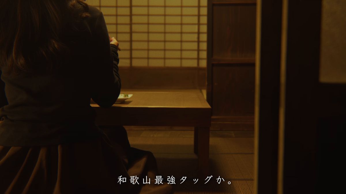 暗い部屋で食卓に向かう後ろ姿