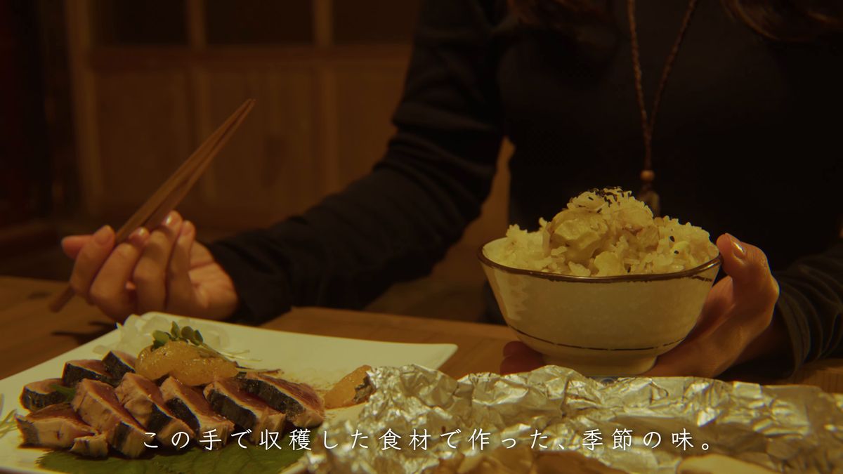 栗ご飯の茶碗を手に、箸を持つ