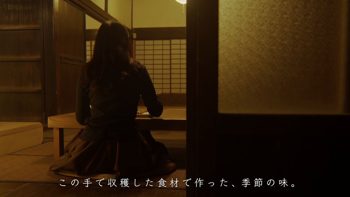 障子の部屋の食卓に座る後ろ姿