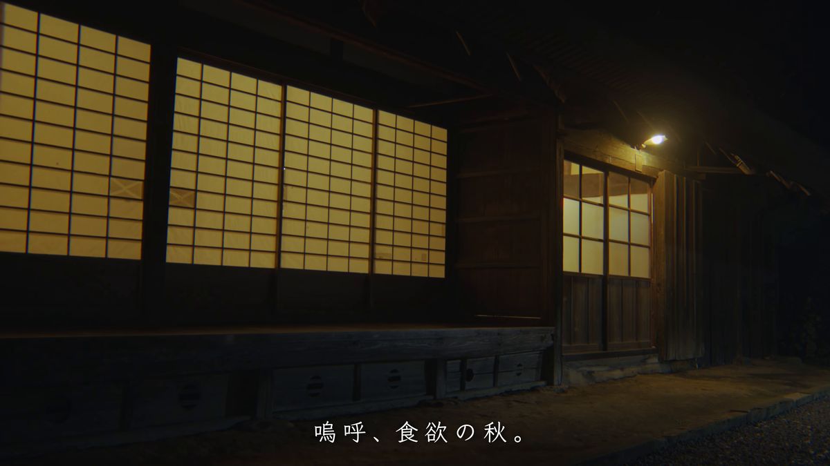 夜の古民家の縁側と灯り