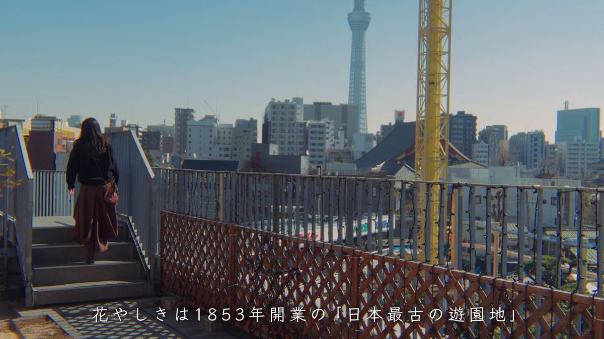 スカイツリーを望む通路を歩く後ろ姿