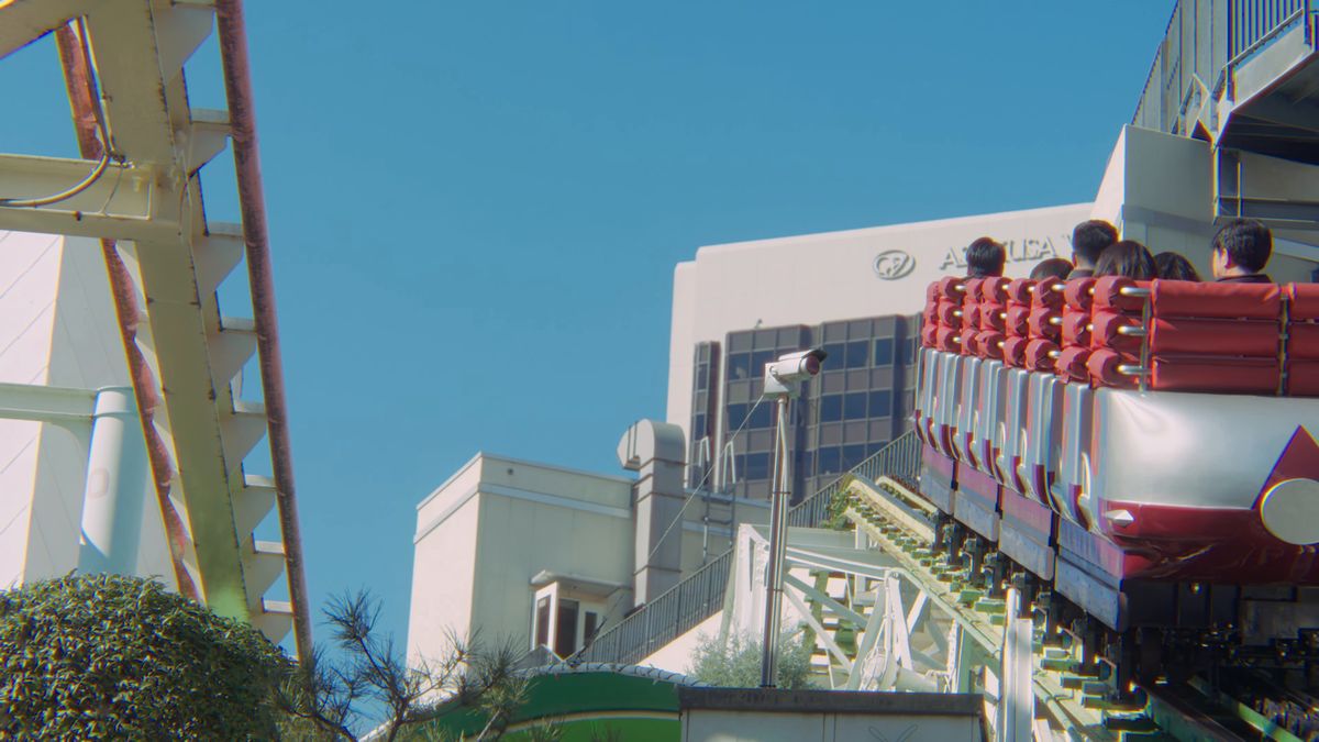 坂を上っていくローラーコースターの車両
