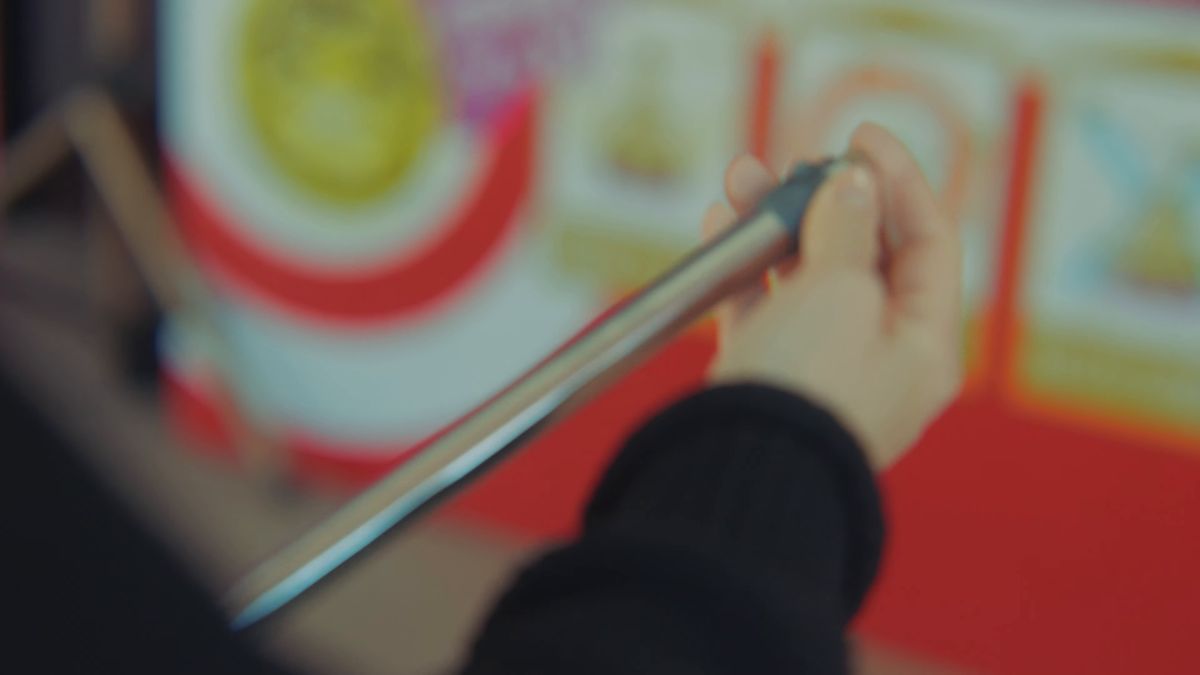射的の銃を構える手元