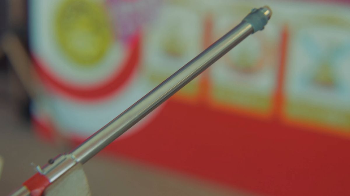 景品に向けた射的の銃