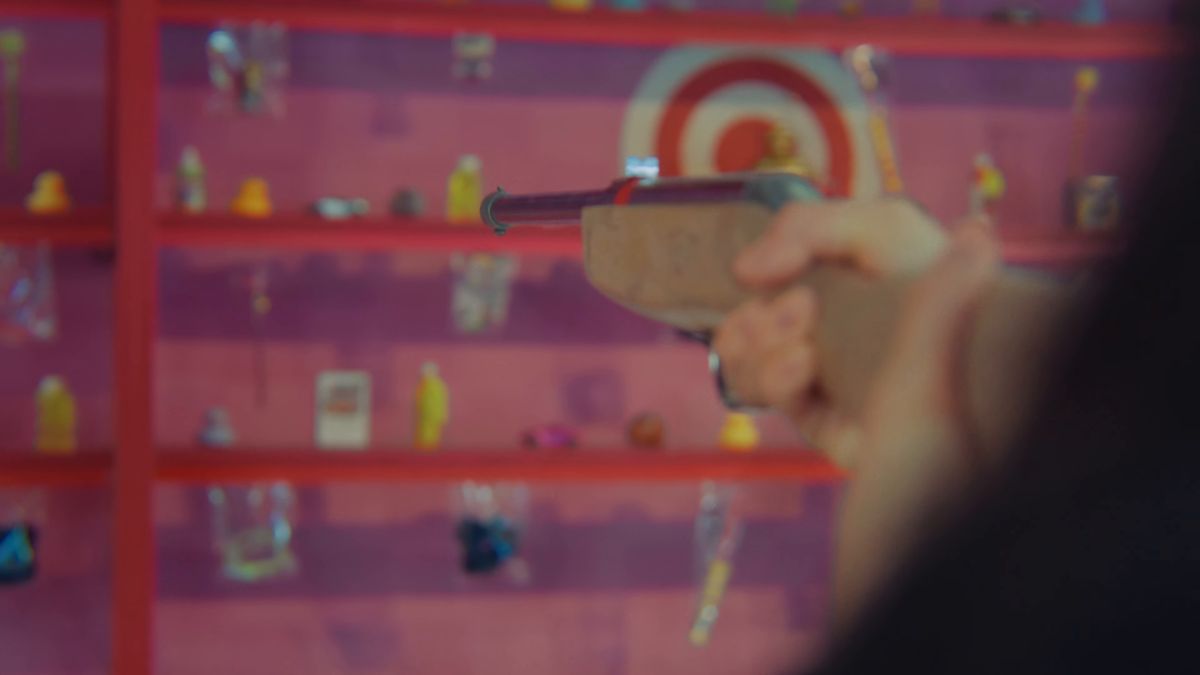 棚の景品を狙う小さな銃