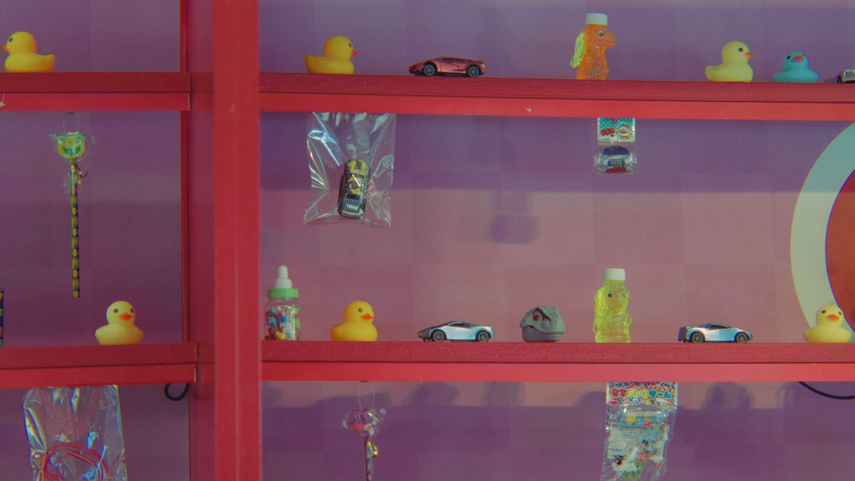 アヒルやミニカーが並ぶ景品の棚