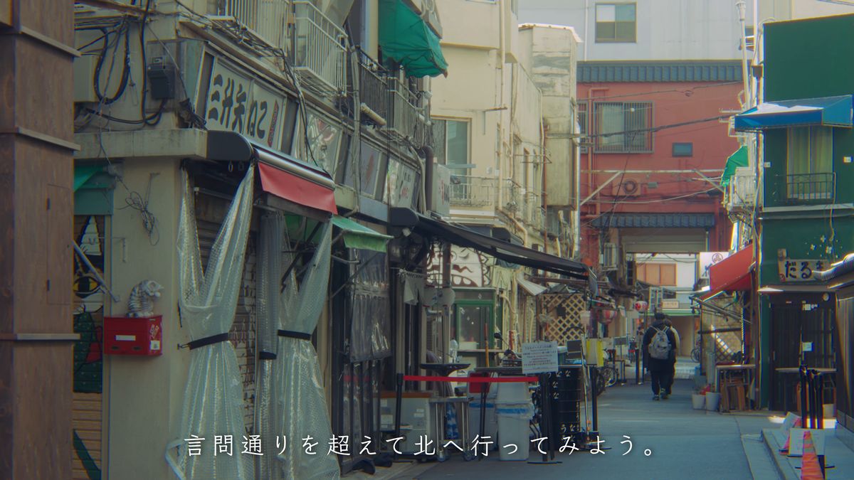ビニールの幕を下ろした飲み屋が並ぶ路地