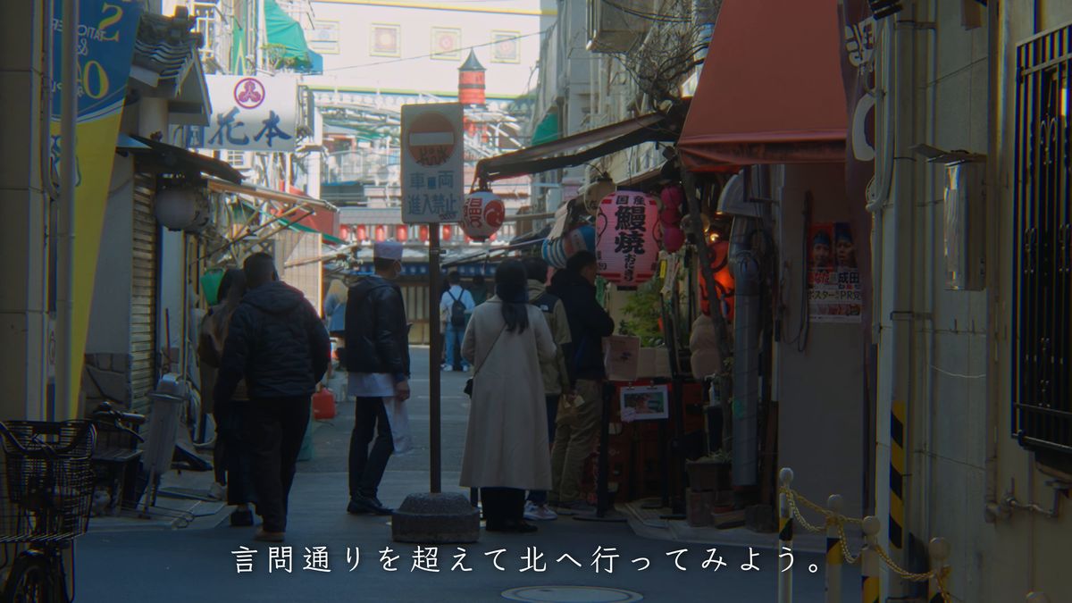 人が行き交うにぎやかな路地