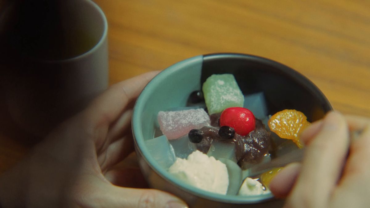 器を手に取り、あんみつをすくう