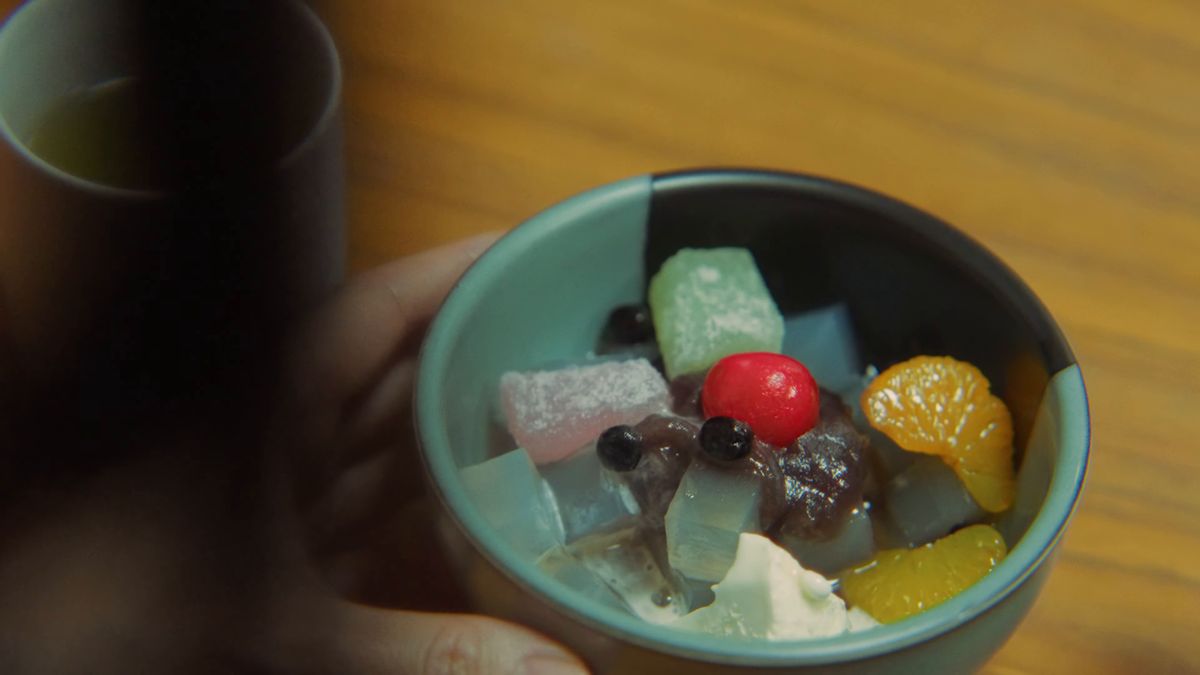 両手で持った、色とりどりのあんみつ