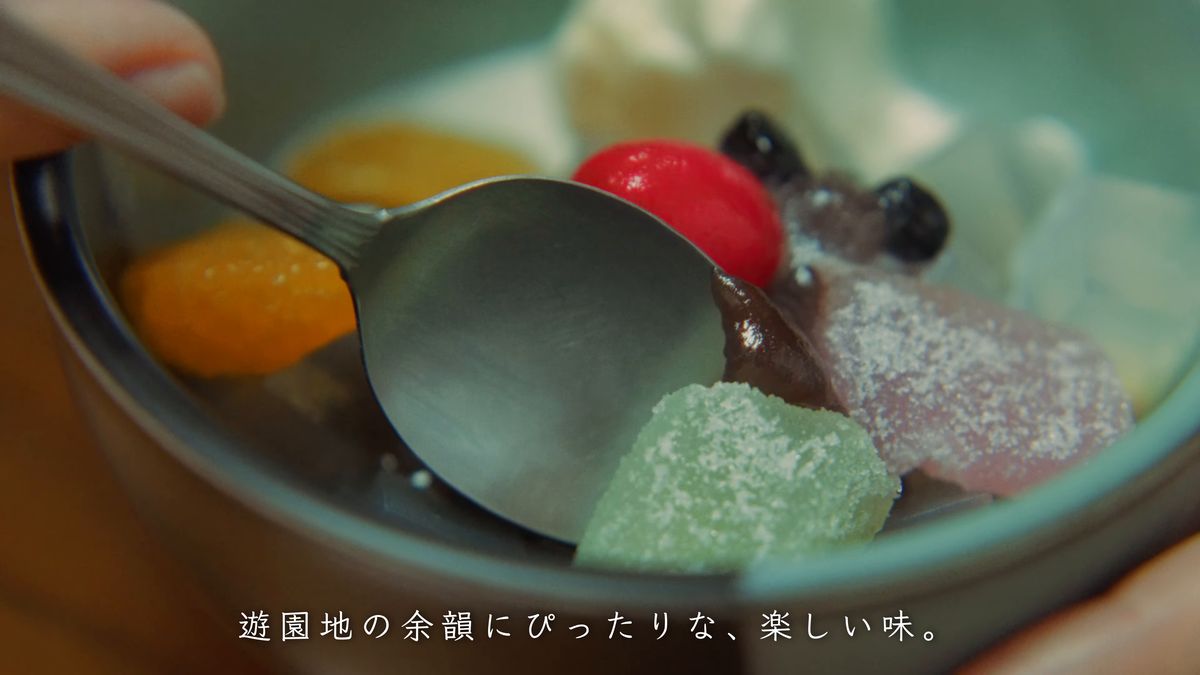 スプーンの横に並ぶ寒天とあんこ