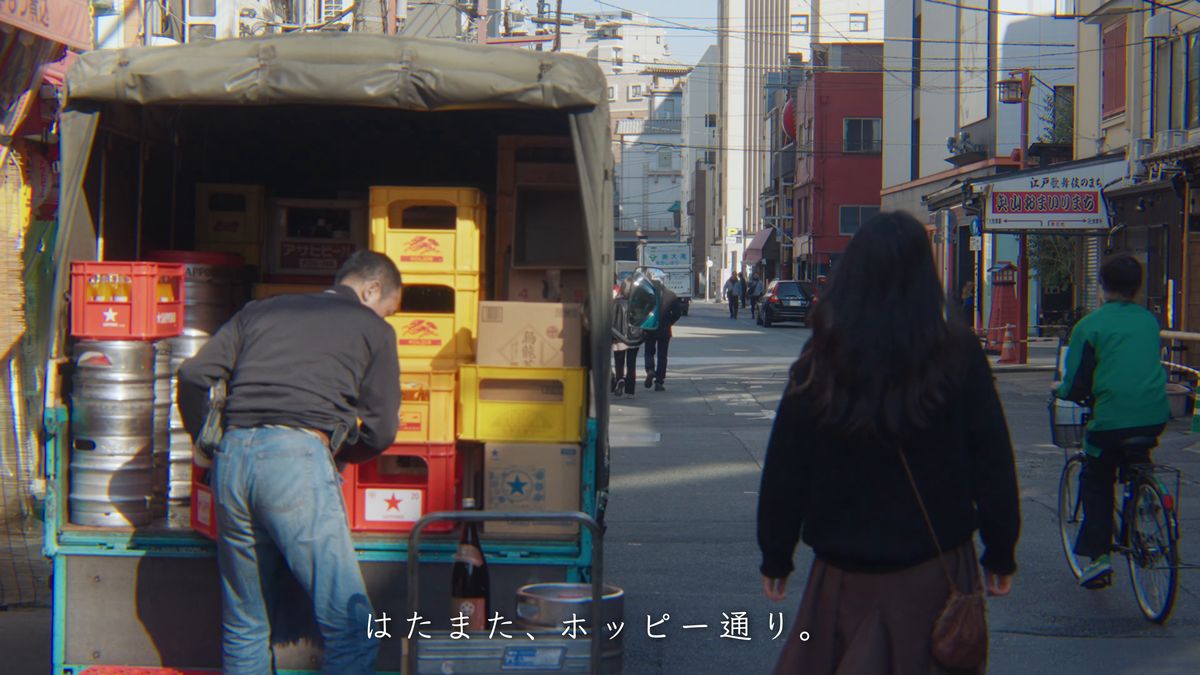 ビールの樽やケースを積んだトラック