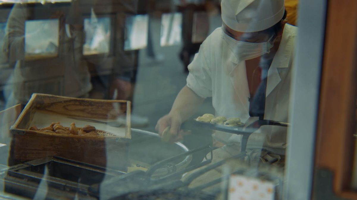 ガラス越しに見える人形焼づくり