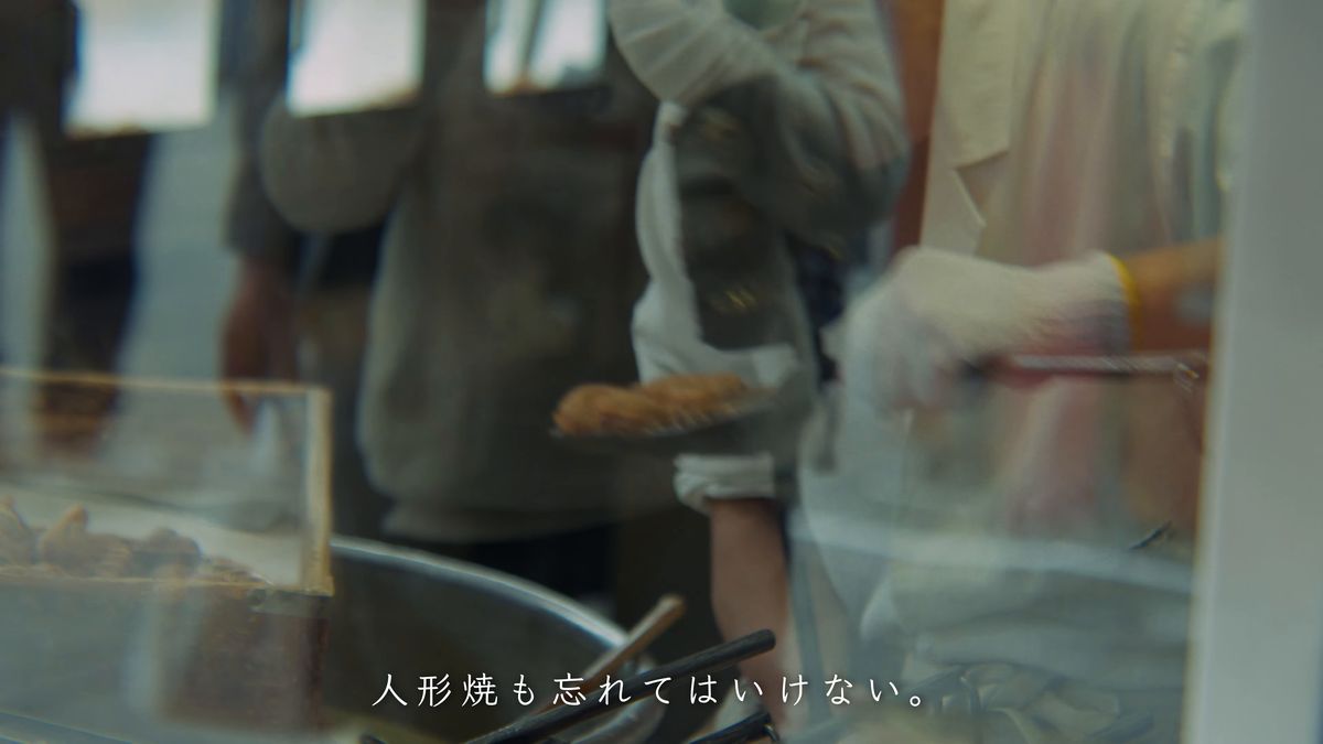 焼き上がった人形焼を取り出す手元