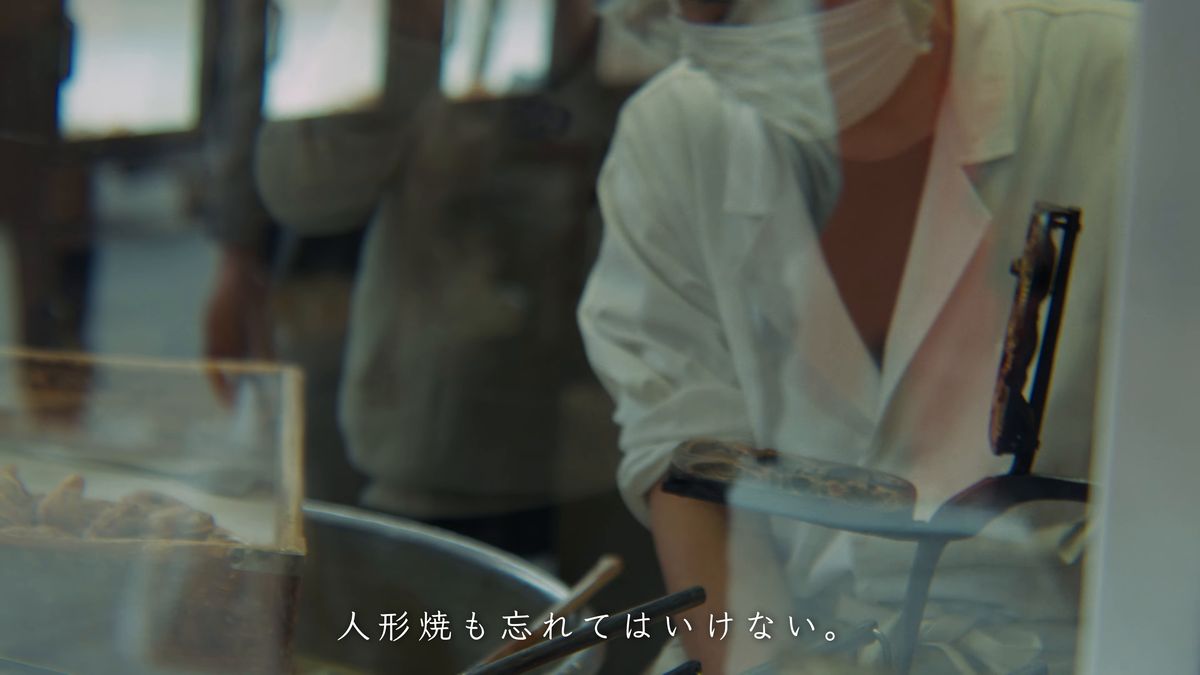 焼き型の前で動く手元