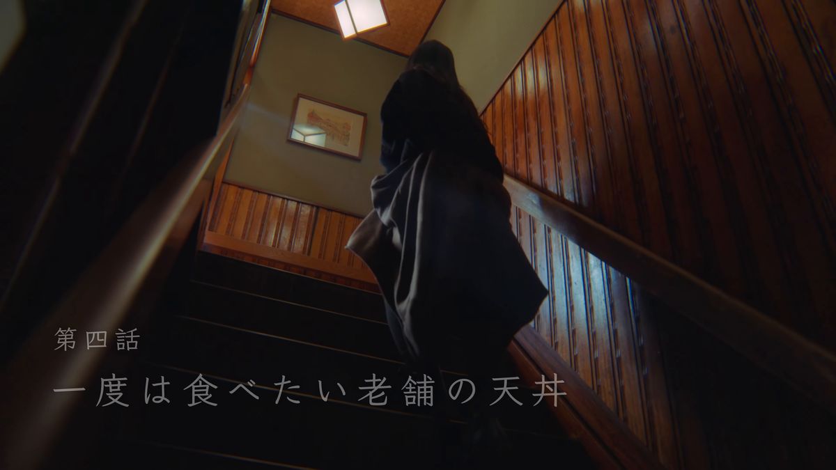 木の階段を上る後ろ姿