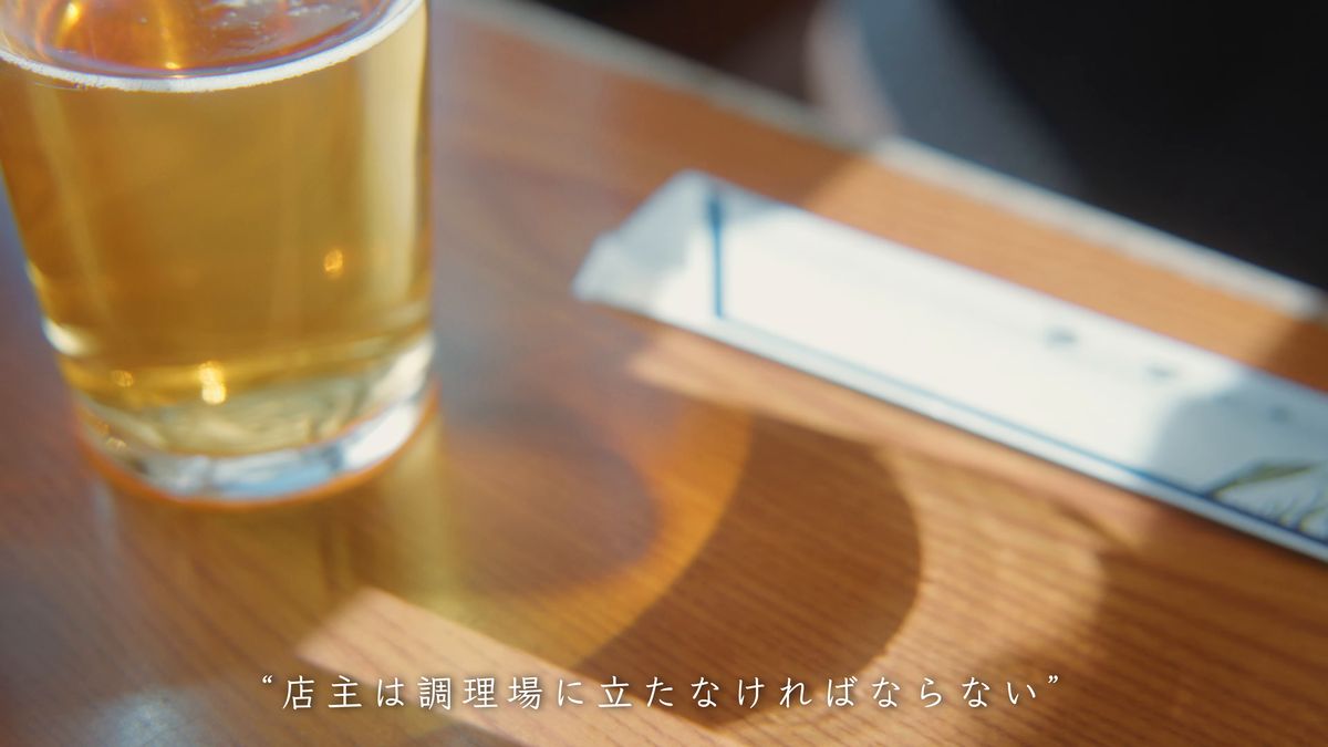 日の差す卓のグラスと箸袋