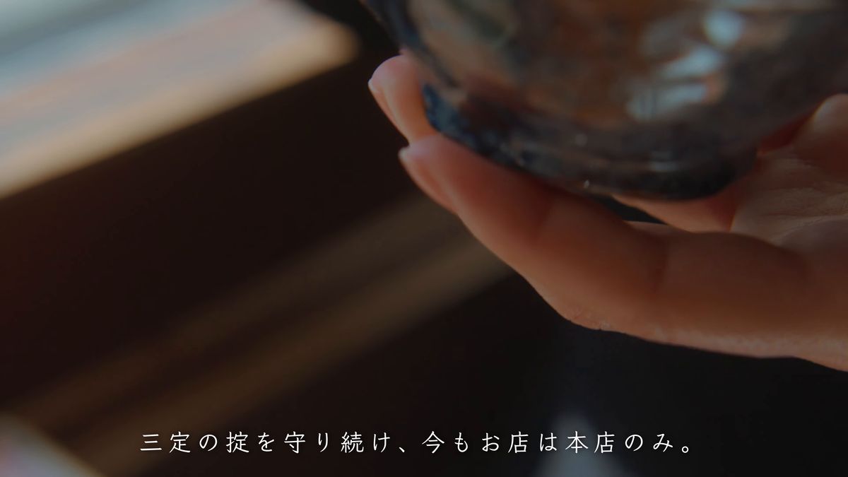 小鉢を手に取る