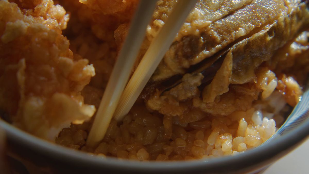 箸でほぐす、タレの染みたご飯