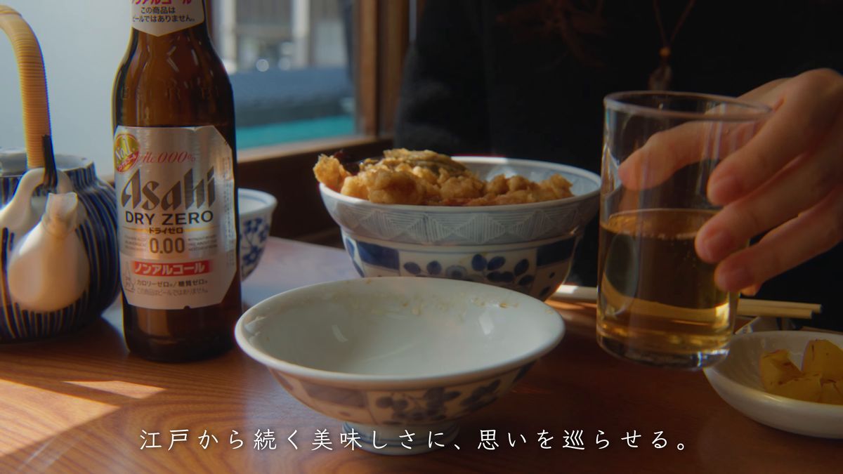 空いた小鉢とノンアルコールビールの並ぶ卓