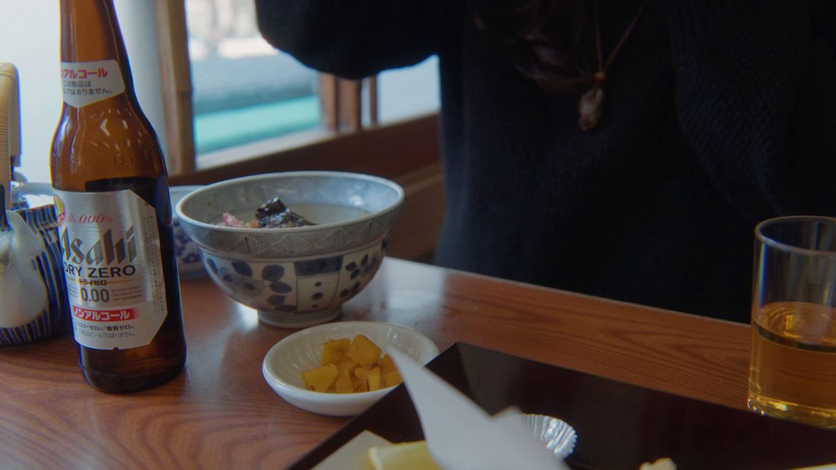 食べ終えた器とノンアルコールビールの瓶