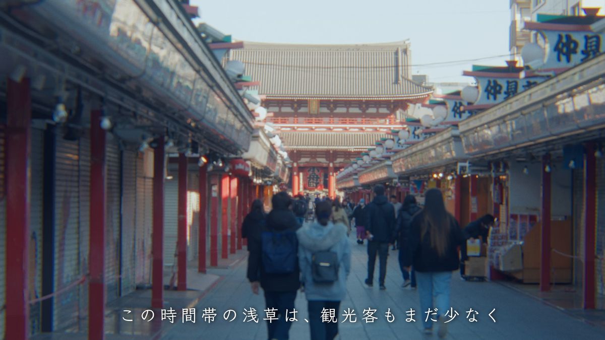 宝蔵門へと続く朝の仲見世