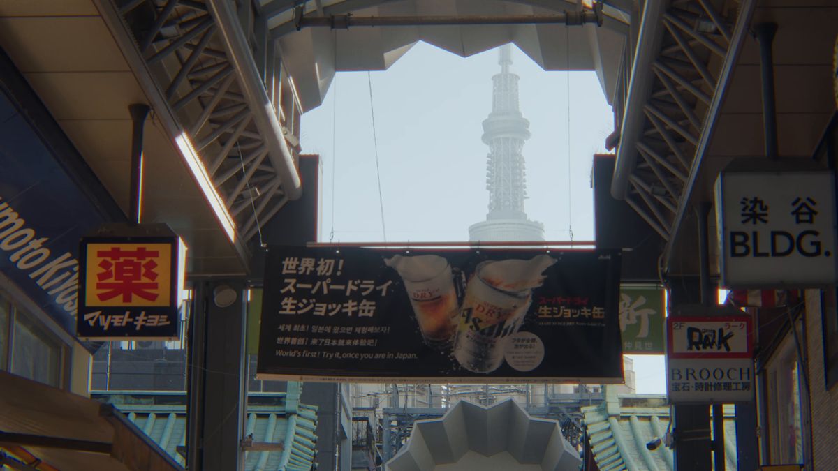商店街のアーケードの先に霞むスカイツリー