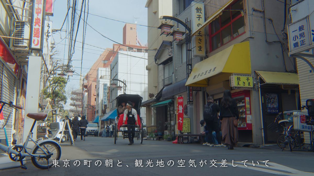 人力車が行き交う朝の通り