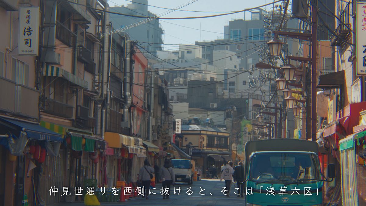 古風な街灯が並ぶ浅草六区の通り