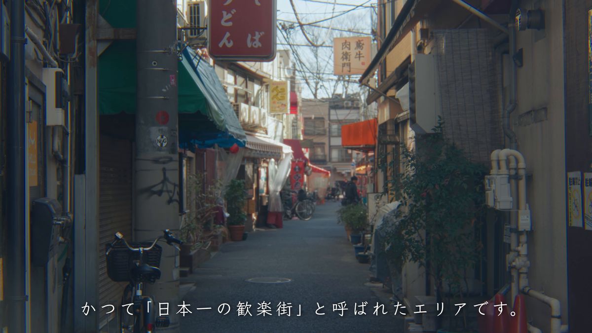 飲食店の看板が続く細い路地