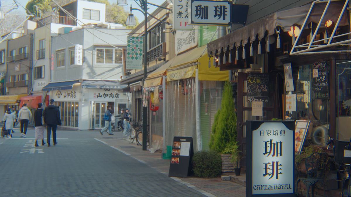 「自家焙煎 珈琲」の看板が立つ喫茶店の店先