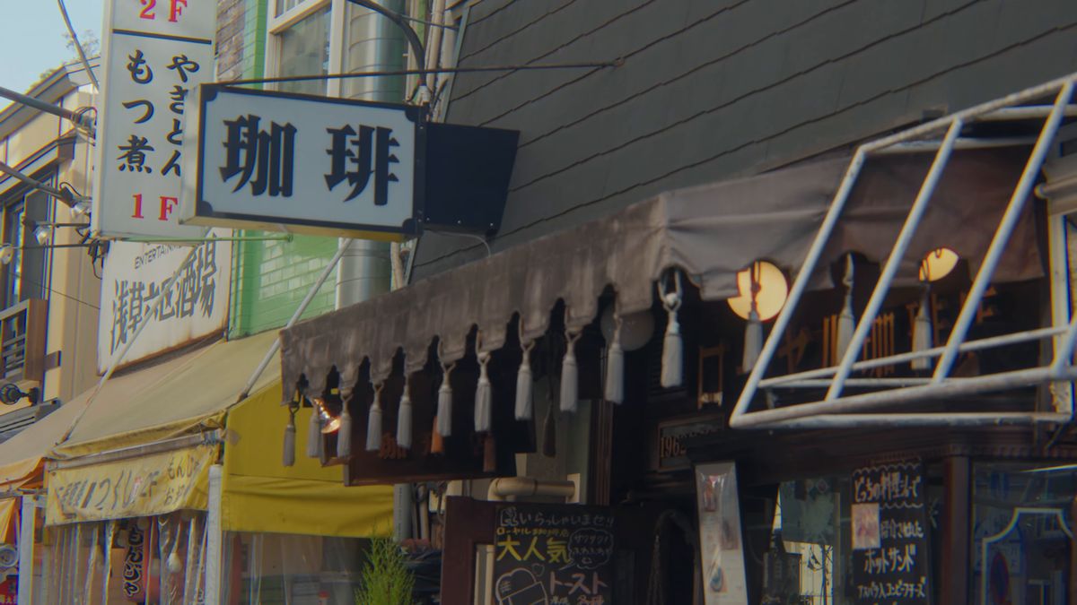軒先に掲げられた「珈琲」の看板