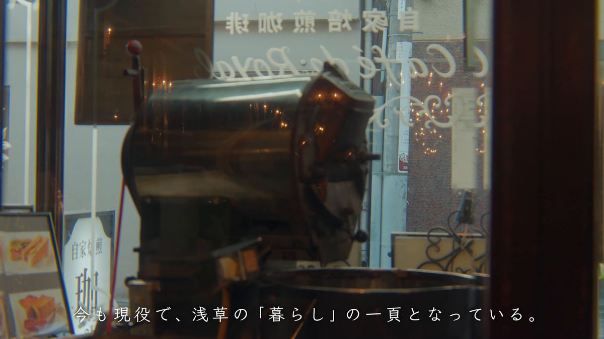 窓辺に置かれた年代物の焙煎機