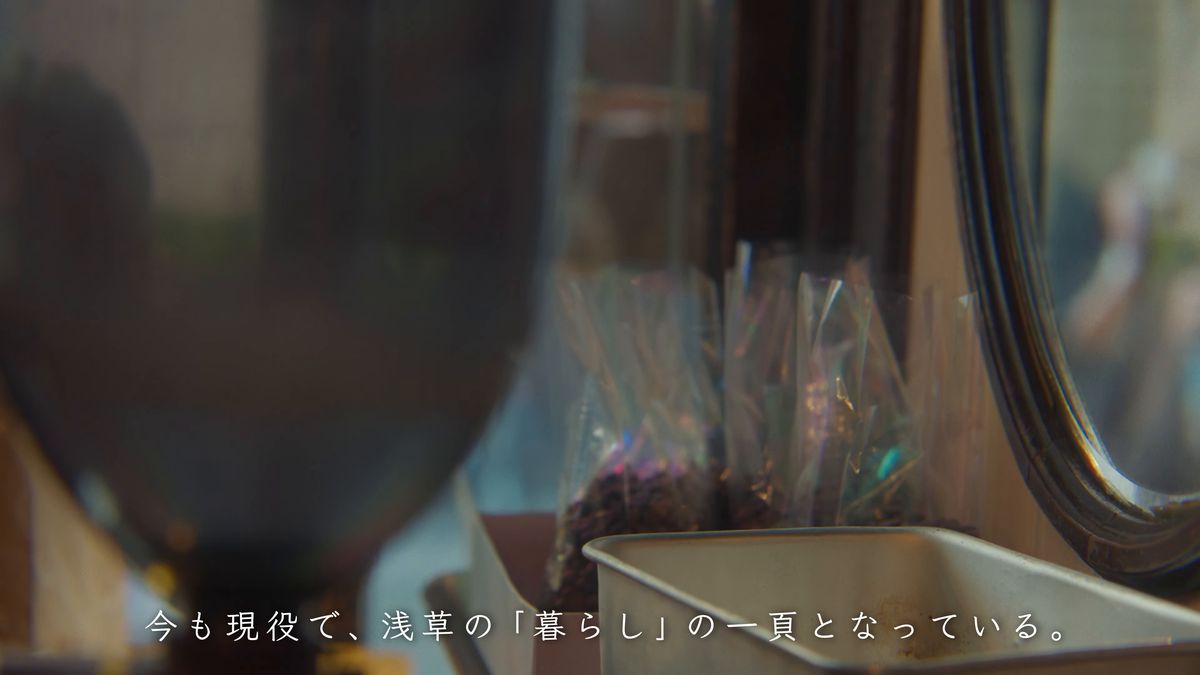 ガラスの器と、袋詰めのコーヒー豆