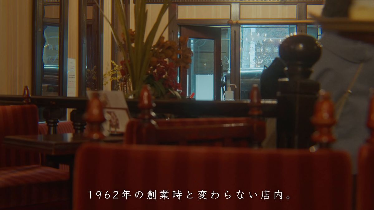 赤いビロードの席が並ぶ店内